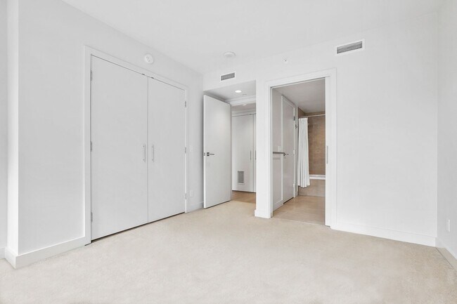 Building Photo - Stellar Denny Triangle Luxury Condo