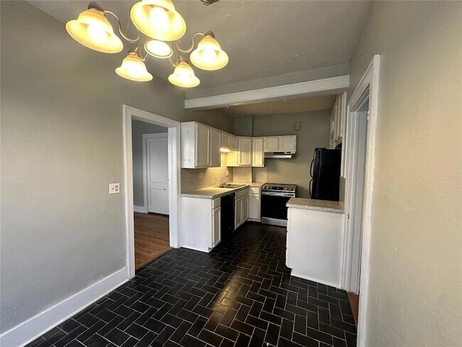 Building Photo - 3019 N Robinson Ave