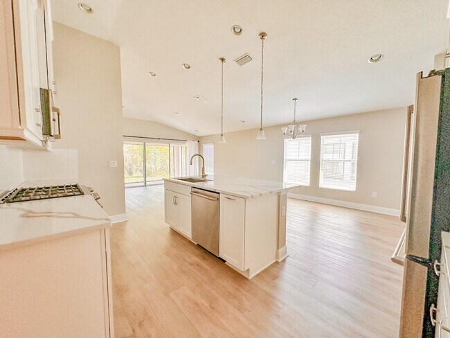 Building Photo - "Charming 3-Bedroom Haven with 2 Full Baths in Serene Parrish FL!"