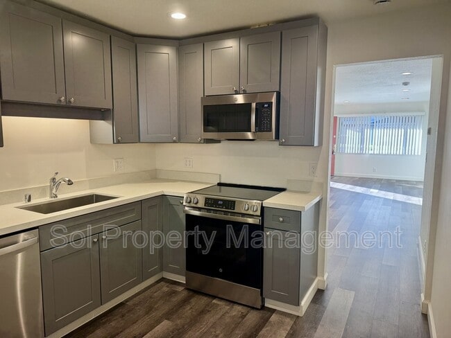 Building Photo - 1053 W Hamilton Ave