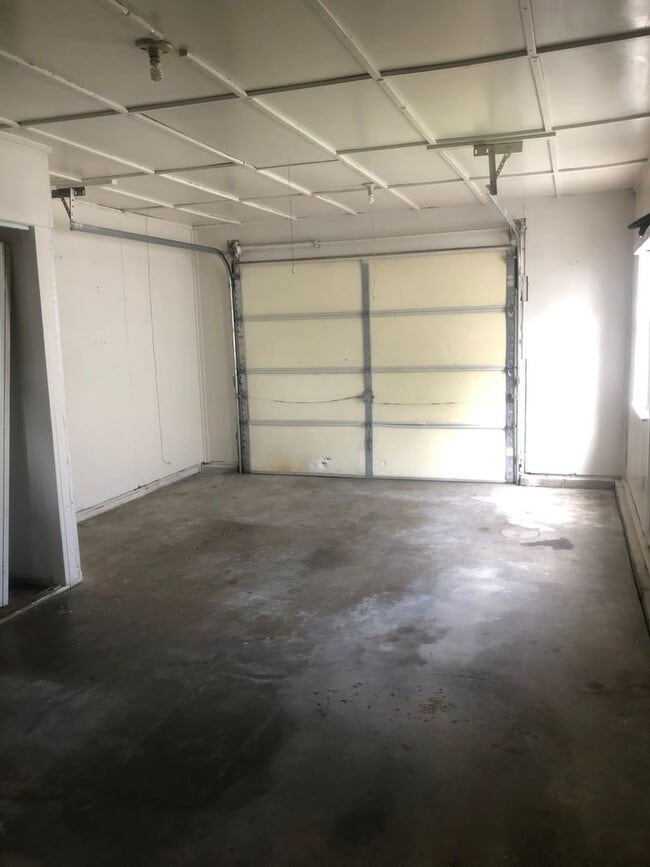 Building Photo - 4-Bedroom Home on the South Side - Available NOW