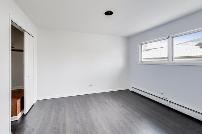 Building Photo - 1006 Devon Ave