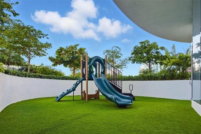 Building Photo - 700 NE 24th St