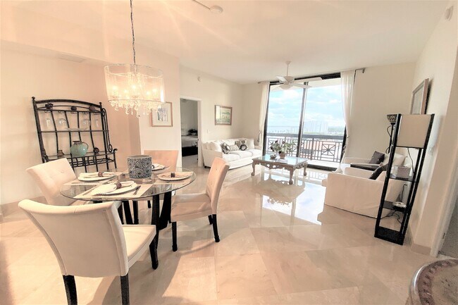 Building Photo - 801 S Olive Ave