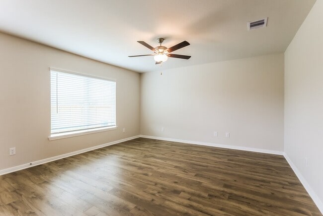 Building Photo - 400 Mustang Trot Dr