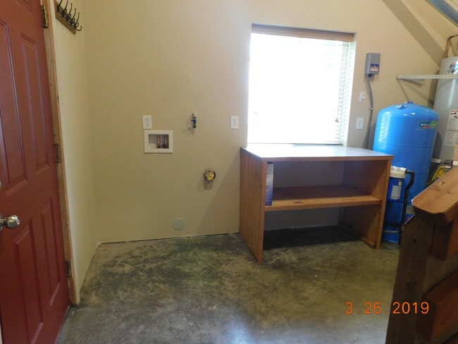 Building Photo - Gated 1 Bedroom Apartment