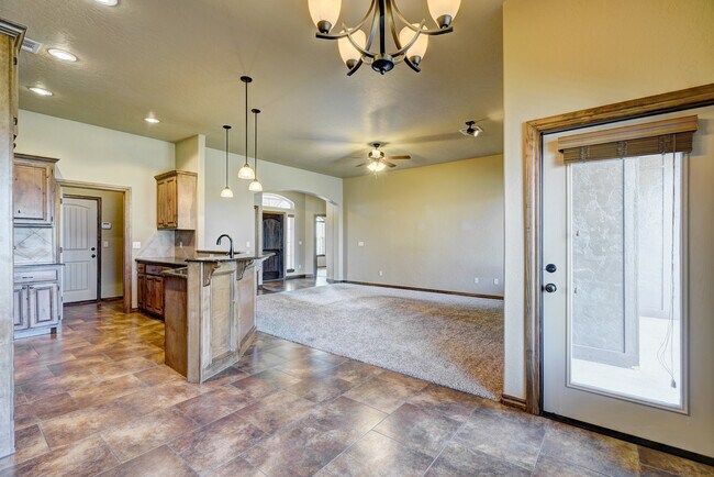 Building Photo - 1713 Pinewood Dr