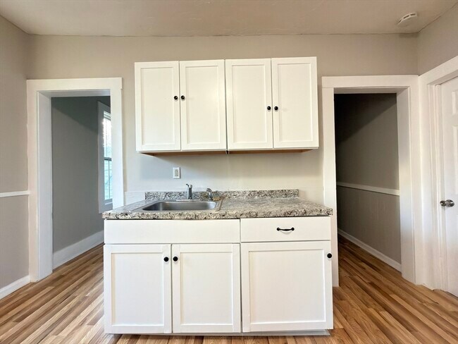 Building Photo - 16 1/2 Winslow St