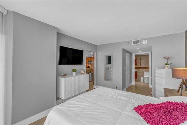 Building Photo - 7601 E Treasure Dr