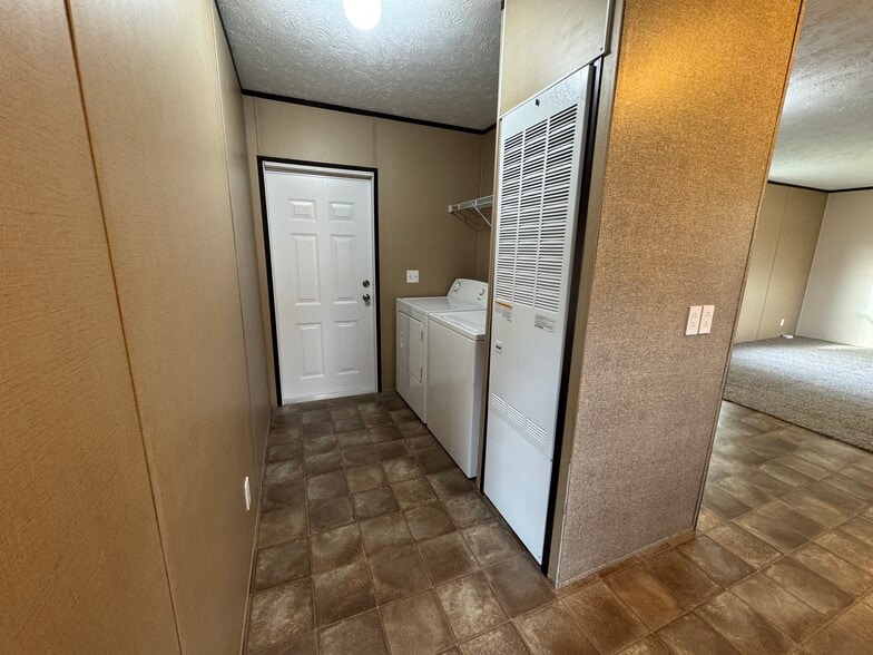Building Photo - 48580 Pineview Dr