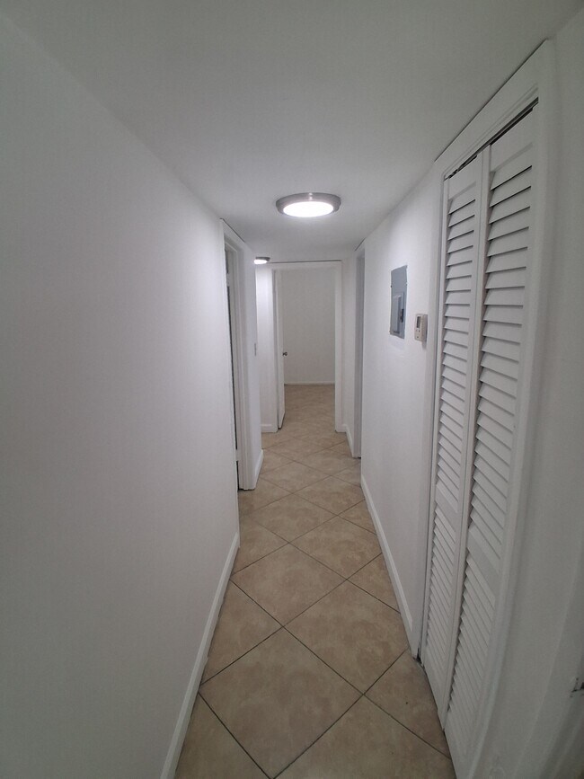 Building Photo - 401 SW 13th Pl