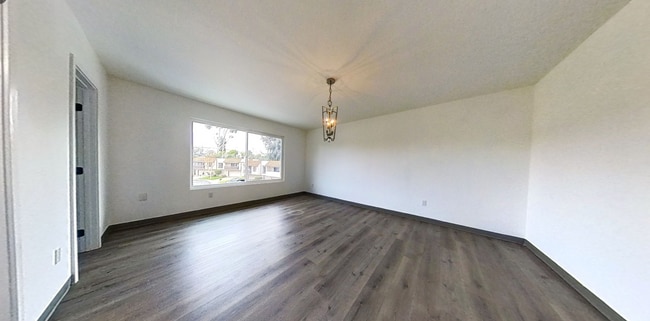 Building Photo - Large Two Story 8 Bed 4 Bath Home Near Campus!!