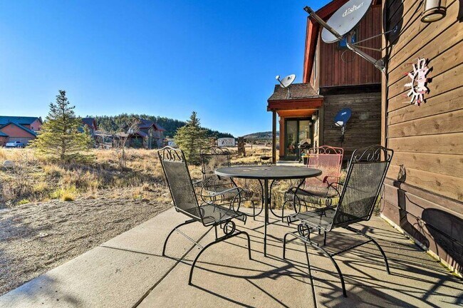 Building Photo - 400 Paintbrush Ter