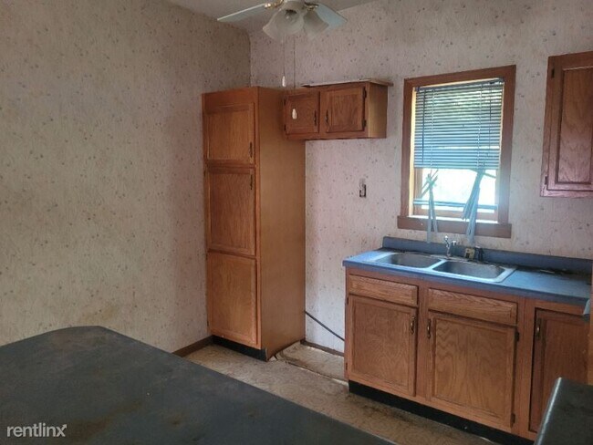 Building Photo - 3404 Main St