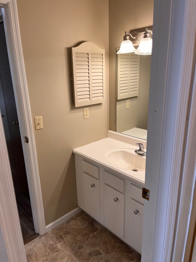 Building Photo - 1071 University Blvd