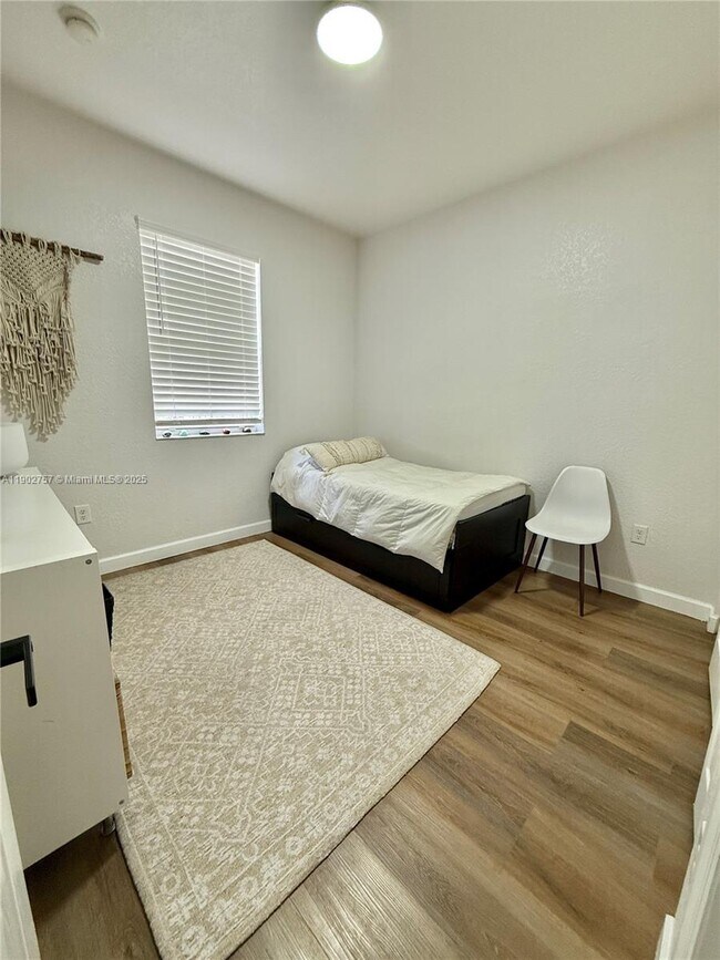 Building Photo - 1034 NE 208th St