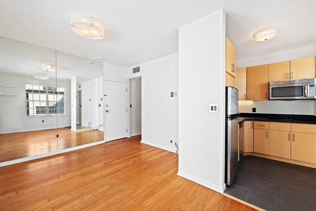 Building Photo - Cozy 1 bed 1 Bath corner apartment in Miam...