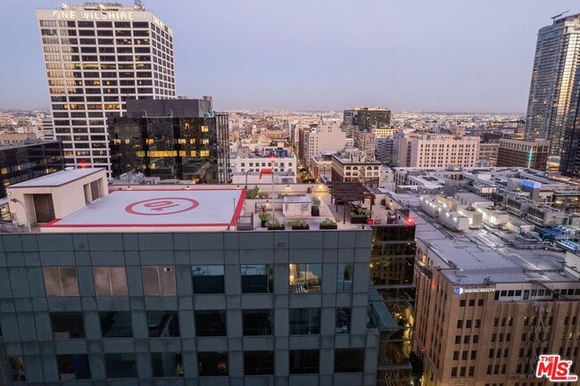 Building Photo - 655 S Hope St