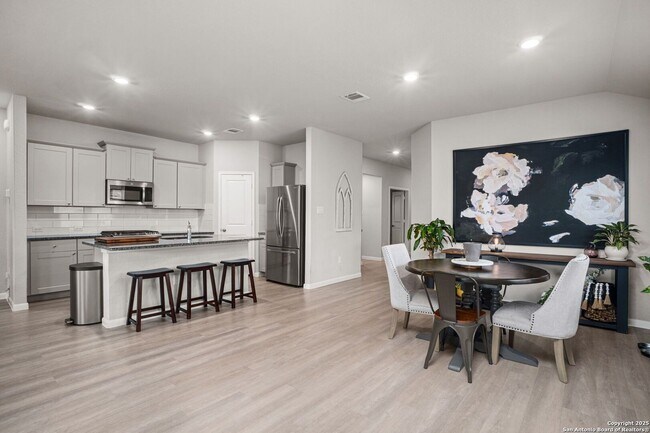 Building Photo - 3 Bedroom/2 Bath Potranco Run Subdivision