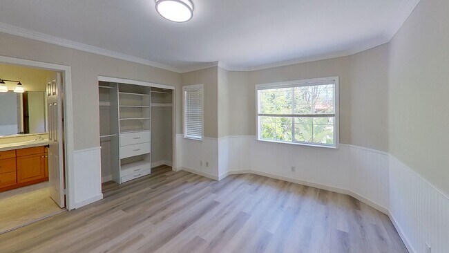 Building Photo - Spectacular and Spacious 4 Bed / 3 Bath Sa...
