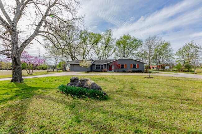 Building Photo - 10999 AR-72