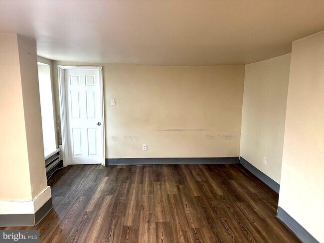 Building Photo - 725 W Broad St