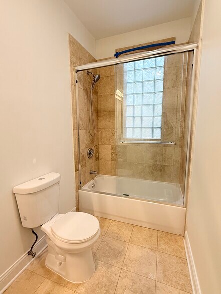 Building Photo - 2337 W Maypole Ave