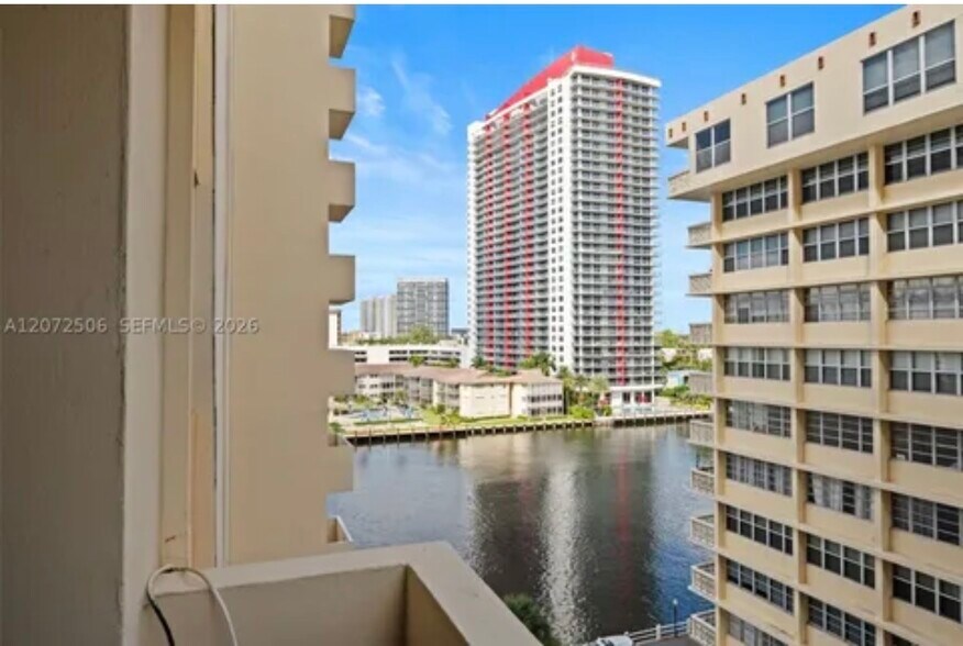 Building Photo - 1833 S Ocean Dr