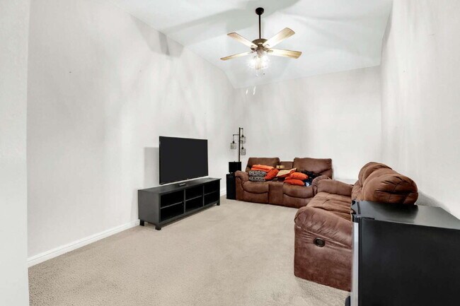 Building Photo - "Spacious 4-Bedroom Haven with 3 Full Baths in San Antonio's Charming Davis Ranch!"