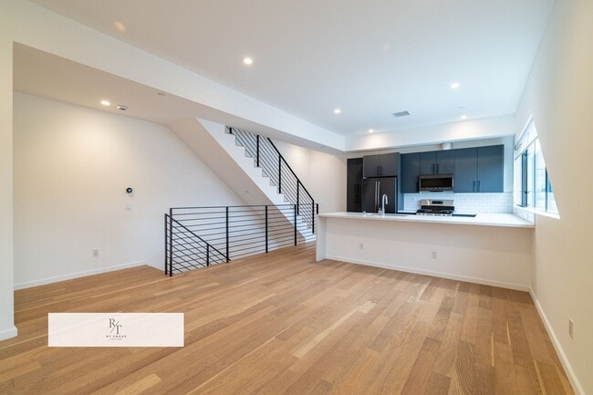 Building Photo - Elegant 3 Bedroom / 2.5 Bathroom Home in LA