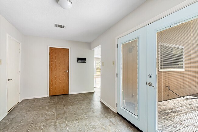 Building Photo - 3122 Lake Stream Dr