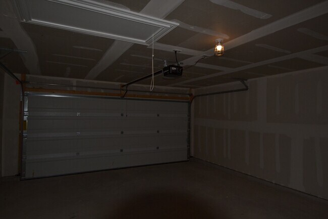 Building Photo - Updated Home in Pioneer Crossing! Available for July!