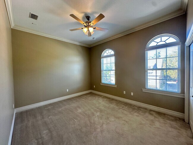Building Photo - Spacious Haile Plantation Apartment – 3BR/...