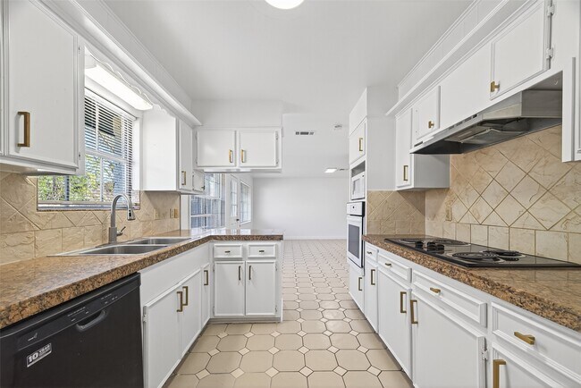 Building Photo - 9011 Landsdowne Dr