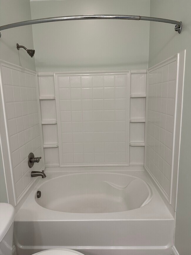 Garden tub/shower in primary bath - 3406 Margrave Rd