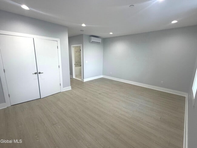 Building Photo - 5 Broadway