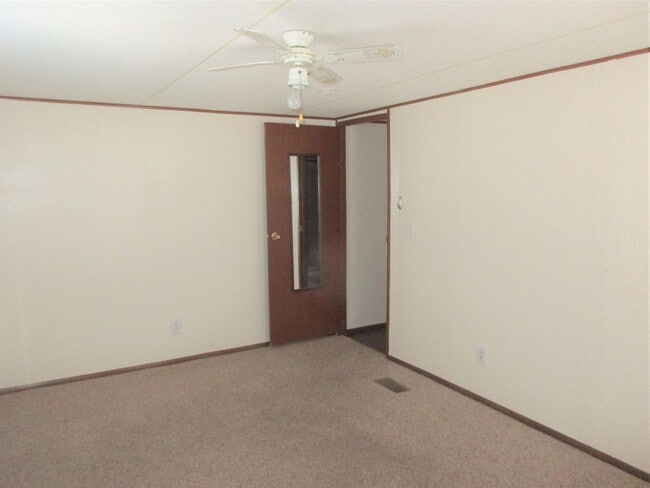 Building Photo - Super Cute & Clean!