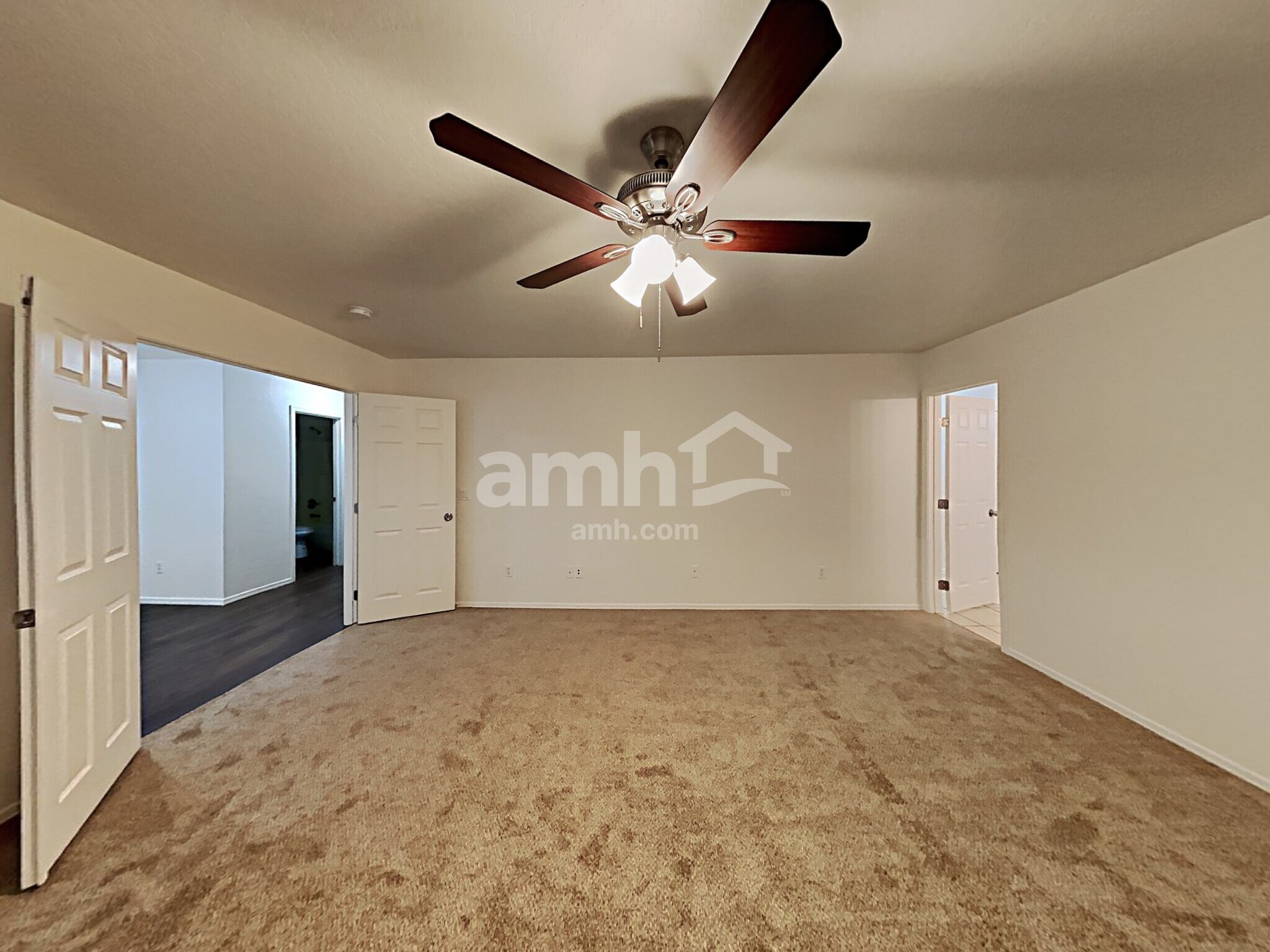 Building Photo - 2862 E Augusta Ave