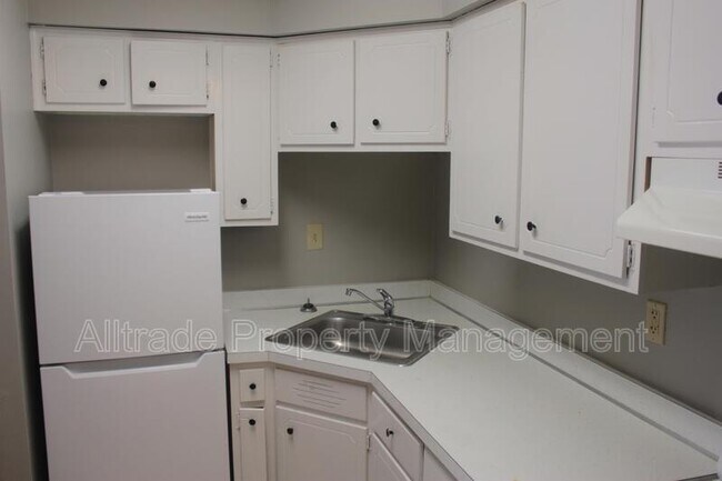 Building Photo - 2358 Grinstead Dr