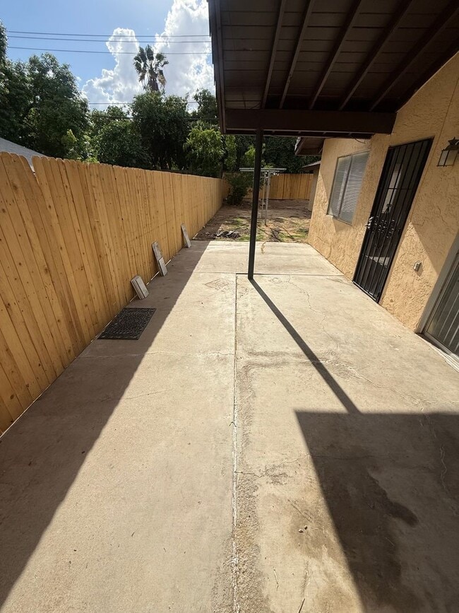 Building Photo - Spacious 4-Bedroom Home in Northeast Bakersfield