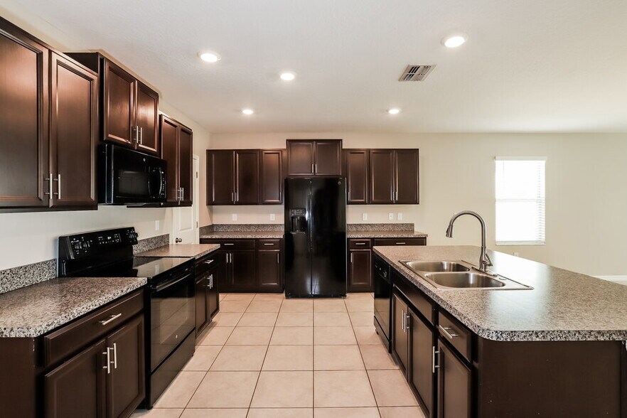 Building Photo - 10518 Strawberry Tetra Dr