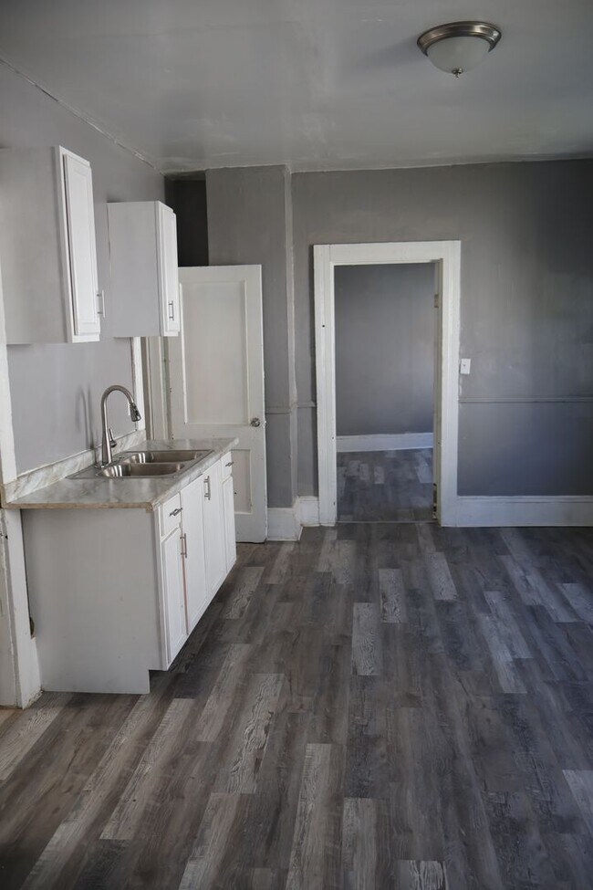 Building Photo - 6812 Whitney Ave