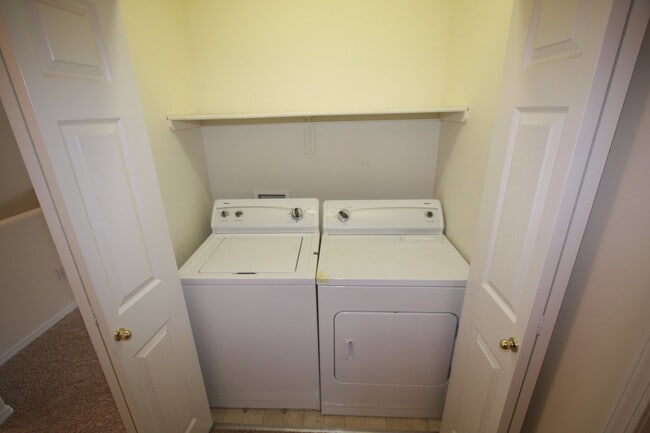 Building Photo - 4 Bedroom Eagle River Condo!