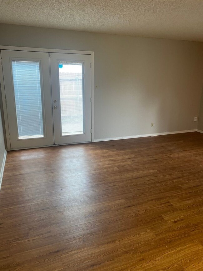 Building Photo - 513 S Bowen Rd