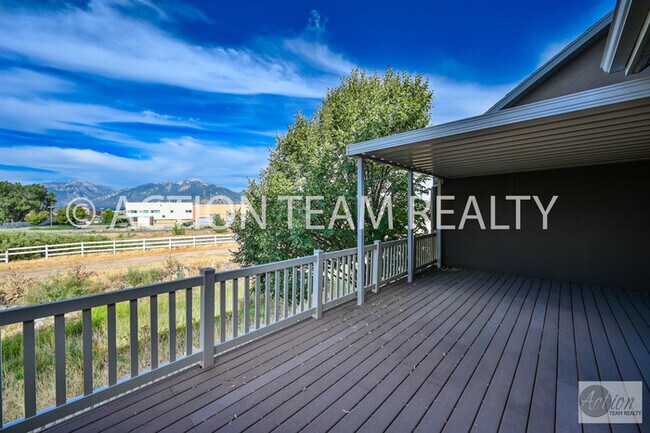 Building Photo - Mid-Row Townhome in Riverton