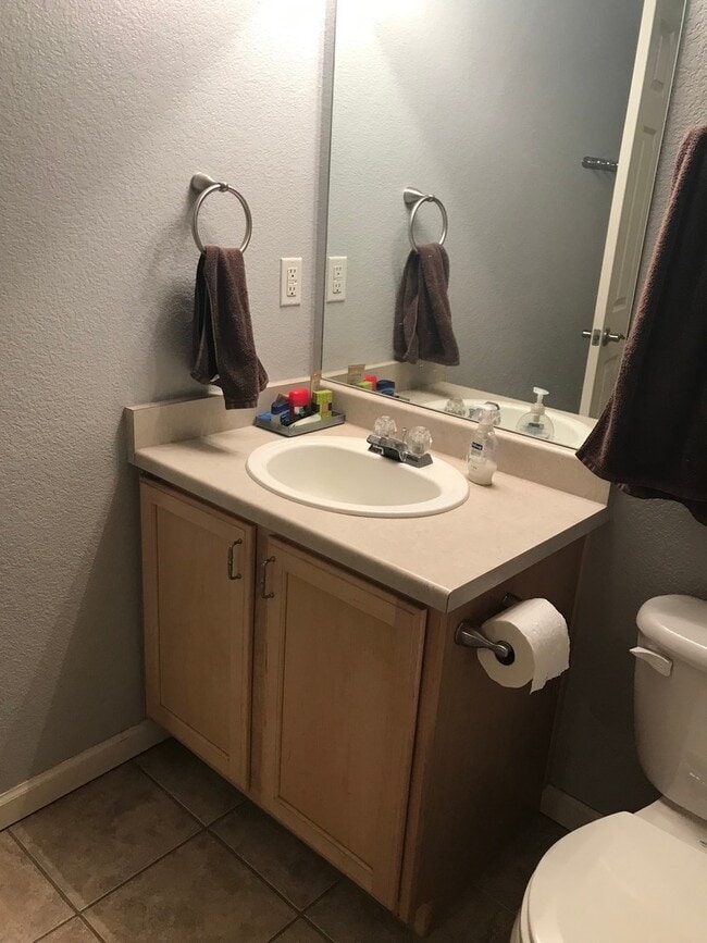 Building Photo - Beautiful 2 Bedroom/2 Bathroom Townhome in Kensington Estates