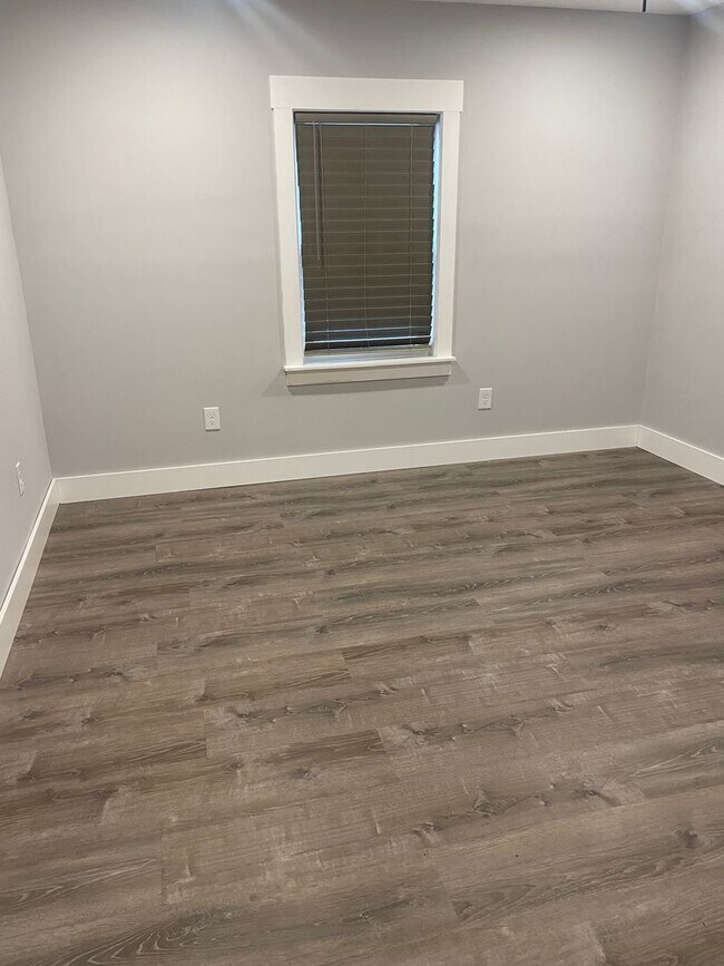 Building Photo - Knoxville 37914 - Adorable 2 bedroom, 1 bath home - Contact Lisa Vineyard and Shannon Russell (86...