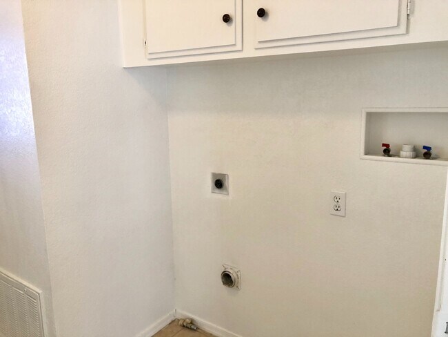 Building Photo - Spacious 2 Bedroom 2 Bath Home near River!