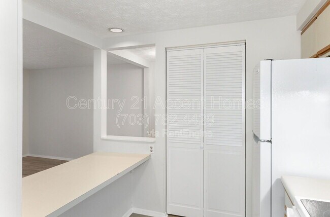 Building Photo - 4400 Groombridge Way