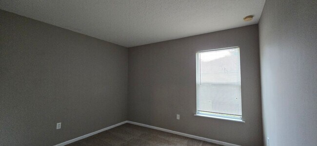Building Photo - Large Single Family in Adam's Lake Home